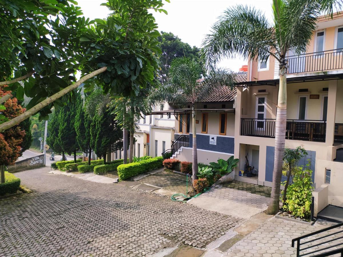 Villa Beverly Lembang Exterior photo